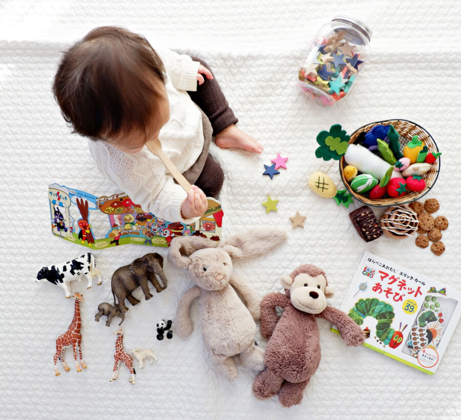 baby is aan het spelen met speelgoed